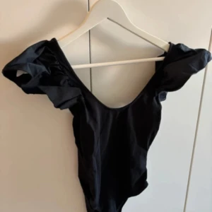 Svart body  - Supersnygg svart body från Zara med volang 