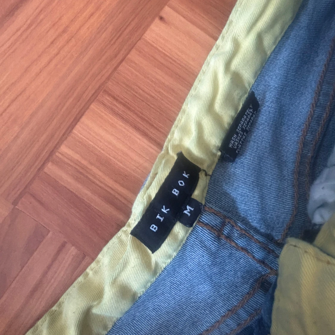 Blå bootcut jeans med slitningar Bik Bok - 2