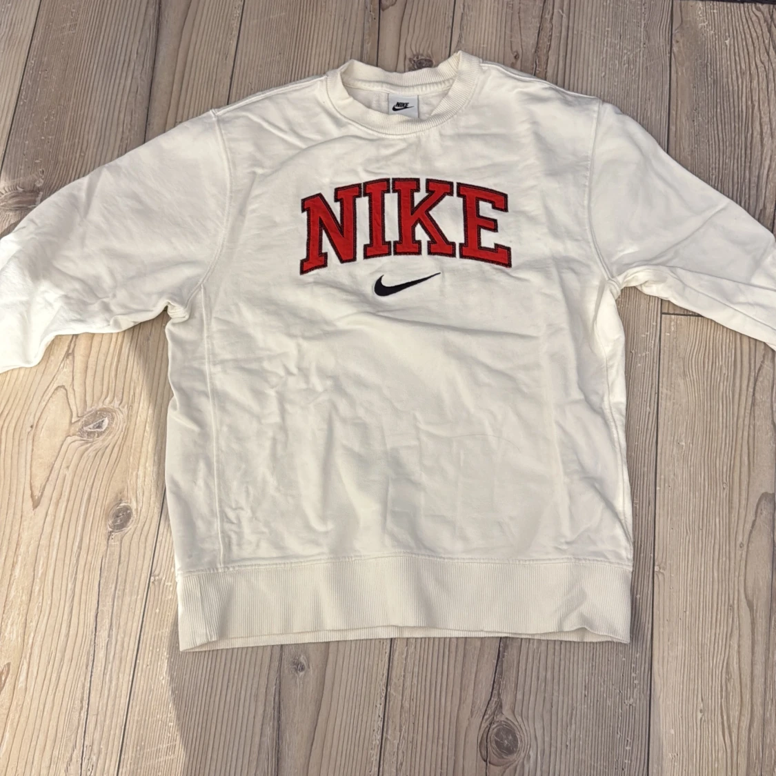 Vit Nike sweatshirt med röd logga