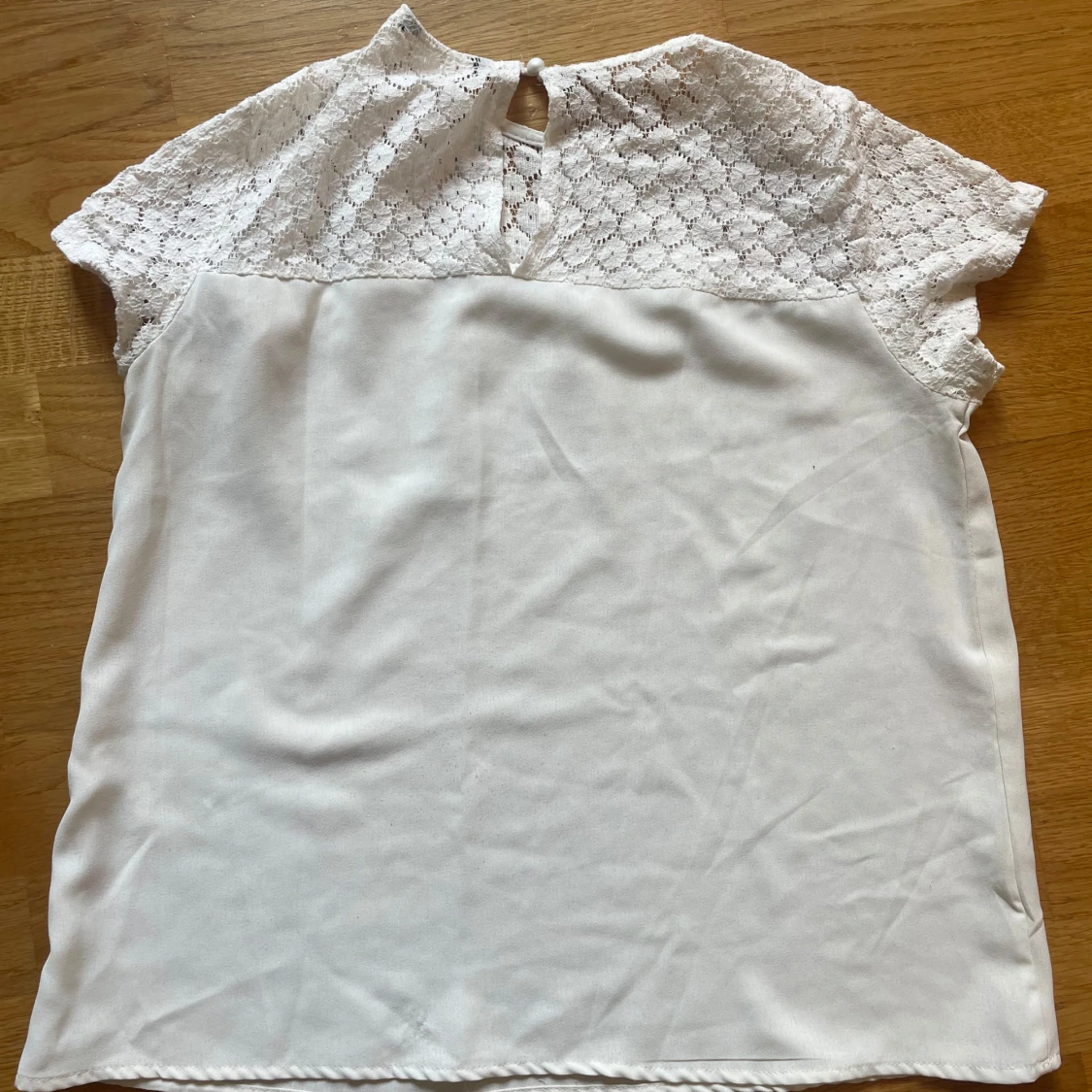 Vit blus med spetsdetaljer - 2