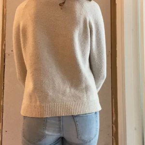 Vit stickad tröja - Mysig stickad tröja från vero moda, perfect till hösten. Kontakta mig gärna vid frågor💕