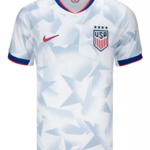 USA Nike vit fotbollströja herr - Snygg vit fotbollströja från Nike med USA:s landslagsemblem på bröstet och röd Nike-logga. Tröjan har korta ärmar med blå och röda detaljer vid ärmslut och V-ringad krage. Materialet är lätt och andas, perfekt för match eller träning. Diskret geometriskt mönster över hela tröjan.