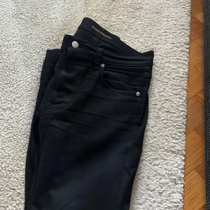 Svarta jeans från Nudie Jeans Co - Säljer ett par svarta jeans från Nudie Jeans co. Väldigt bra skick !