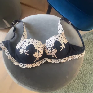 Marinblå intimissimi bh  - Marinblå intimissimi bh i storlek 75b.  Lite osäker om jag vill sälja där av priset , pris kan diskuteras vid snabb affär.💗