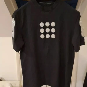 Cyberdog armor t - Kom med bud! Bilder från förra säljaren(kan ta nya) storlek M men sitter lite mindre säljer då den var för liten.     Dessa säljs inte längre på sidan. De är glitter armor