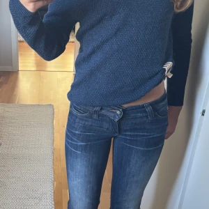 Mörkblå stickad tröja Stockh lm - Säljer en mörkblå stickad tröja från Stockholm lm. Tröjan är som ny och har inga tecken på användning. Tröjan är i storlek S och priset går att diskutera💕