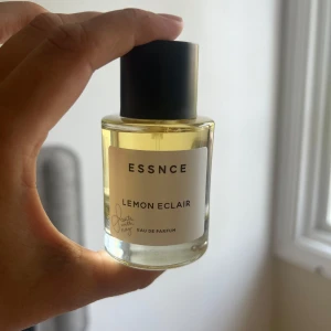 ESSNCE Lemon Eclair Eau de Parfum - ESSNCE Lemon Eclair. Några sprut tagna. Tyvärr för stark för mig. Supergod dock! 