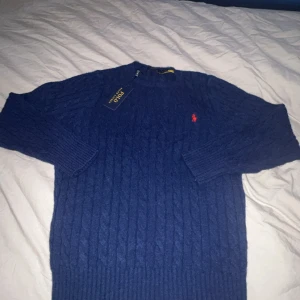 Cable knit  - Säljer en Ralph Lauren cable knit. Den är storlek M men sitter som en S-xs. Hör av er vid intresse!