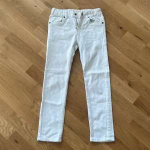 Vita jeansbyxor Holly & Whyte 128 - Snygga och moderna vita jeansbyxor från Holly & Whyte by Lindex i storlek 128. Klassisk femficksmodell med raka ben och normal passform. Perfekta till en fräsch och clean look. Materialet är mjukt och bekvämt bomullstyg.finns lite fläckar där och där men jag skulle ändå säga att jeansen är i ett rätt så bra skick eftersom fläckarna knappt syns☺️