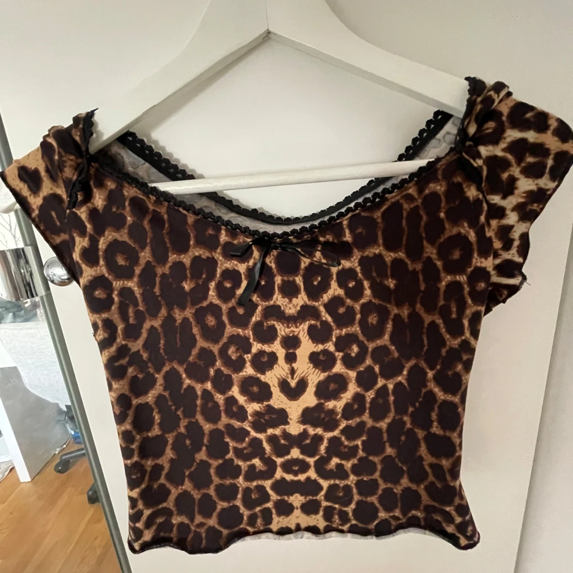 Leopardmönstrad topp med rosett