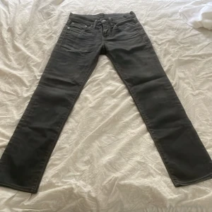 Levi's 511 svarta jeans W28 L32 -  svarta/gråa Levi's 511, Jeansen är fläckfria och är knappast använd, modellen på jeansen är raka. Skriv för mer bilder/frågor!