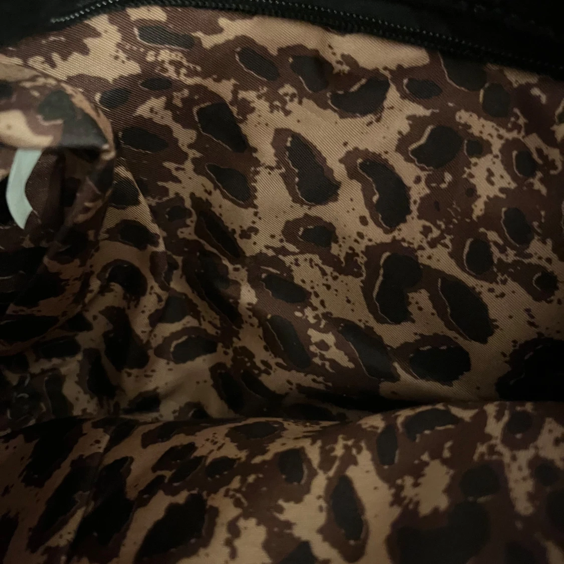 Svart axelväska med kedjedetaljer - 1