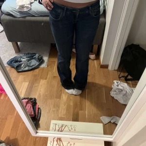 zara jeans  - skit snygga passar mig med ca 40 i midjemått 