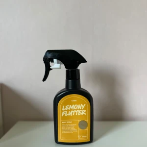 Lush Lemony Flutter Body Spray - Fräsch body spray från Lush i doften Lemony Flutter. Kommer i en svart plastflaska med spraymunstycke och gul etikett. Innehåller 200 ml och har en citrusdoft med inslag av sötma och fräschör. Perfekt för dig som älskar fruktiga och uppiggande dofter.