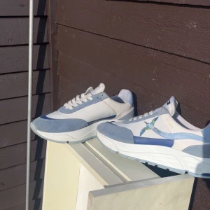 Blå och vita sneakers från Axel Arigato - Snygga sneakers från Axel Arigato storlek 41