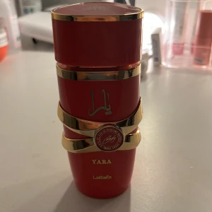 Lattafa Yara parfym rosa/guld - Lattafa yara parfym, använd ca 3 gånger så dem är nästan full och nypris är ca 300, mitt pris kan diskuteras och skriv om mer frågor💞