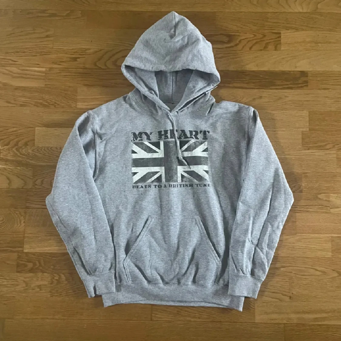 Grå hoodie med brittisk flagga
