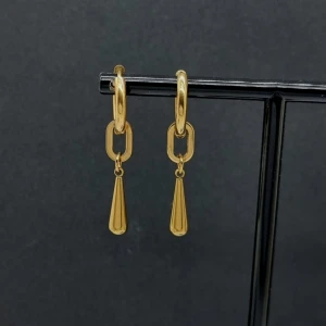 Guldiga droppformade örhängen - Snygga örhängen i guldton med droppformad hängande detalj och rektangulär länk. Perfekta för dig som gillar stilrena och moderna smycken med lite edge. Passar till alla tillfällen när du vill sticka ut lite extra.