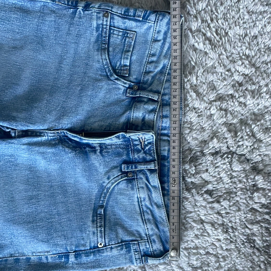 Ljusblå bootcut jeans från HM slitning - 2