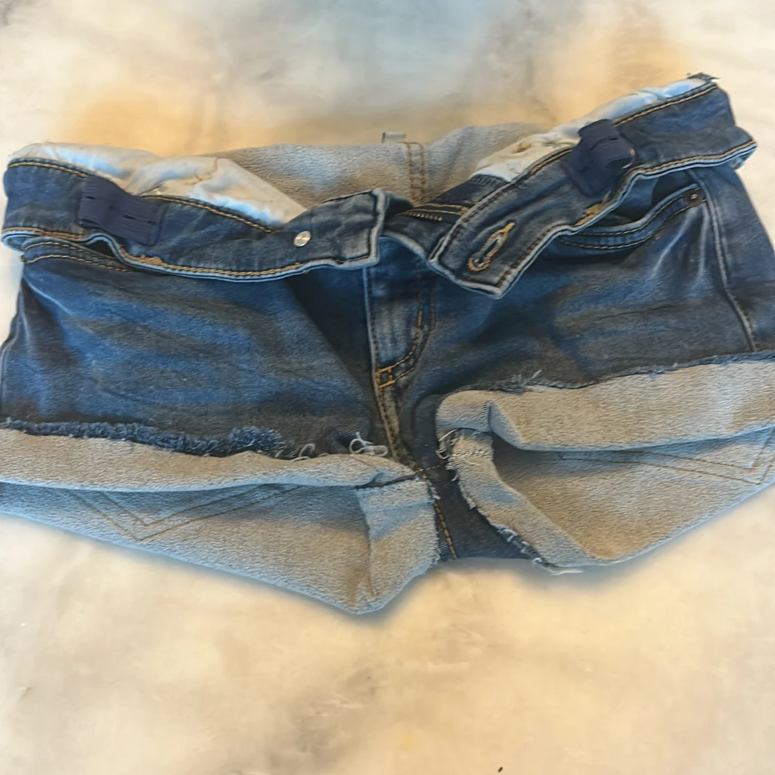 Blå jeansshorts med rå kant - 2