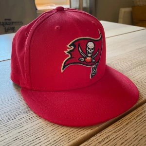 Tampa Bay Buccaneers NFL 59FIFTY Red Fitted - New Era - Röd fitted keps NFL från new era, Storlek: 71/4, 57,7cm, Köpt på hatstore, använd en gång