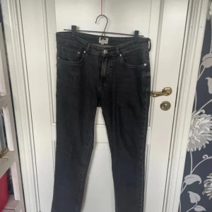 Svarta jeans från H&M Essentials - Snygga svarta jeans från H&M Essentials i regular fit. Jeansen har klassisk femficksdesign, dragkedja och knapp i midjan. Materialet är jeans med en tvättad svart färg som ger en cool vibe. Perfekta till sneakers eller boots.