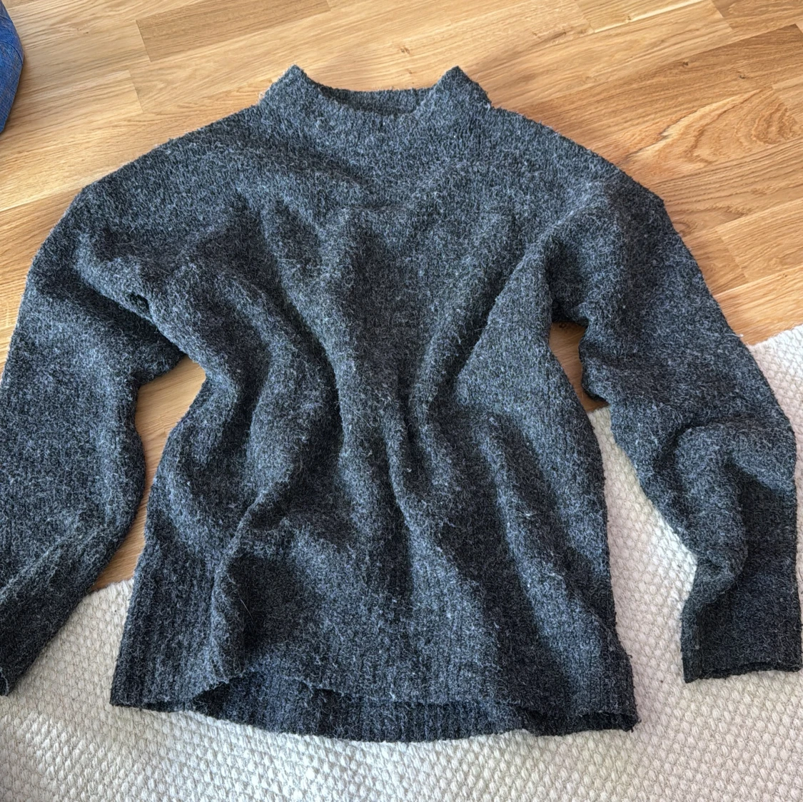 Mörkgrå stickad tröja 