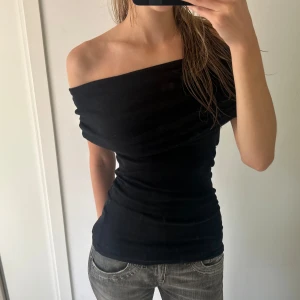 Massimo Dutti topp  - Svart off shoulder topp ifrån Massimo Dutti. Endast använd en gång och därför i nyskick. 