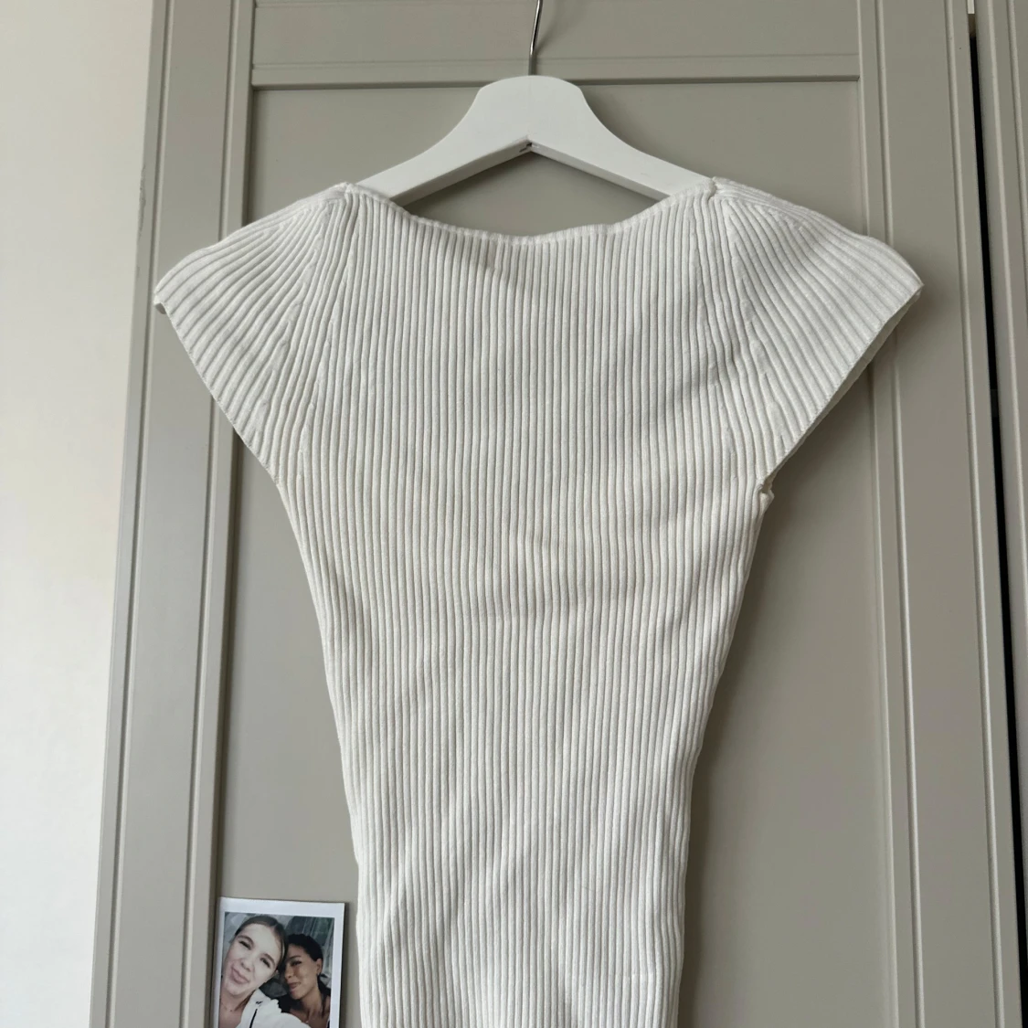 Vit ribbad topp med sweetheart-ringning <3 - 4