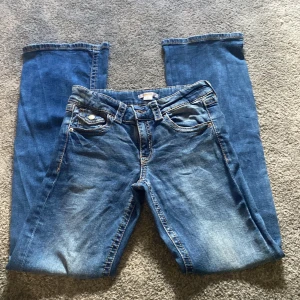 Blå jeans från Gina Tricot, stl 164 - Snygga blå jeans från Gina Tricot i storlek 164. Klassisk femficksmodell med coola ficklock och knappar på fickorna. Perfekta till vardags med en hoodie eller t-shirt.