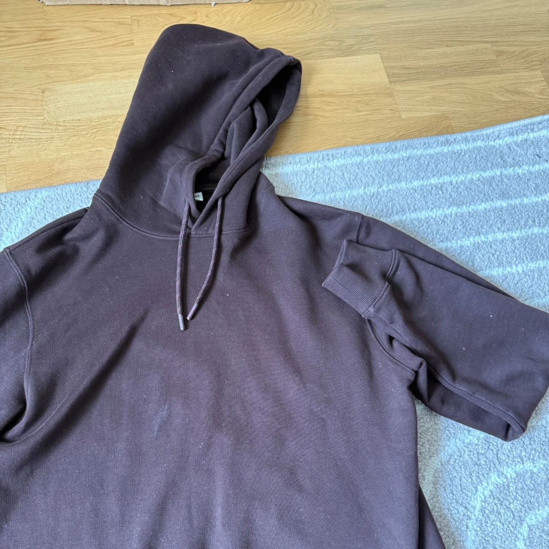 Mörkbrun hoodie från These Glory Days - 2