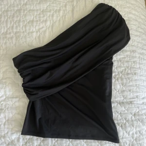 Svart Off-shoulder topp från H&M - Supersnygg off-shoulder topp från H&M som säljs då den inte riktigt är min stil. Bara använd en gång så i mycket bra skick. Storlek M men passar även S 💕🙌