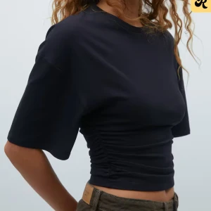 Svart tshirt - Från gina, knappast använd, perfekt i storlek, vida ärmar, inga defekter