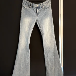 true religion jeans W28 - jag säljer ett par oanvända true religion jeans i storlek W28, Joey. passar en bra i längden om du är kring 170-176. vill bli av med så fort så möjligt så kom med prisförslag och först till kvarn får de ❣️