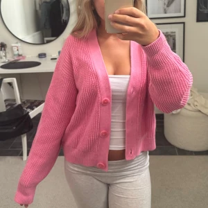 Rosa stickad kofta med knappar - Superfin rosa stickad kofta! Äskakar färgen!! Nypris 300kr