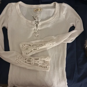  Hollister tröja  - Supersöt vit ribbad topp från Hollister med långärmade ärmar säljer pga att den inte andväns längre SNÄLLA KONTAKTA INAN 