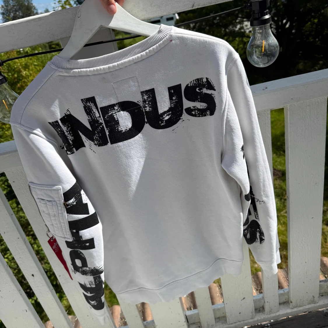 Vit sweatshirt från Alpha Industries - 1