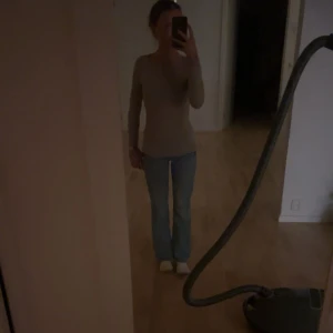 Blå jeans från Gina Tricot, strl 152 - Säljer ett par ljusblå jeans från Gina Tricot i storlek 152. Jeansen har klassisk femficksdesign, raka ben och normal passform. Snygga kontrastsömmar och tillverkade i mjukt denimtyg. Perfekta till sneakers och en enkel topp. Jag skickar fler bilder om någon frågar