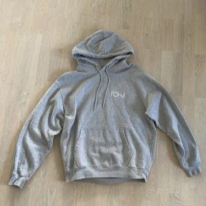 Grå hoodie från Polar Skate Co - Säljer en grå hoodie från Polar Skate Co i storlek small. Meddela mig om du har några frågor
