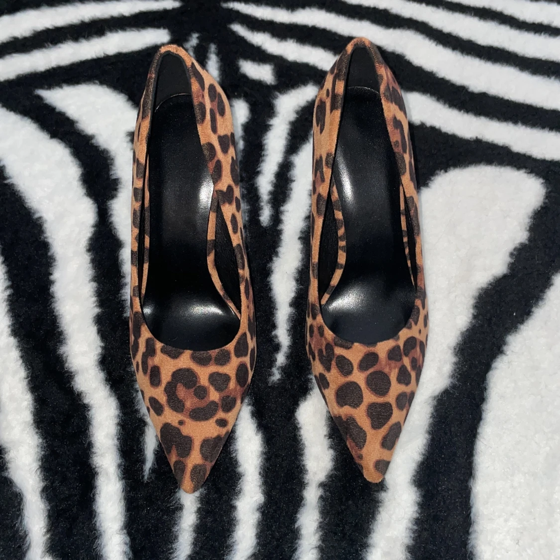 Leopardmönstrade pumps med spetsig tå - 1