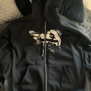 Vicinity hoodie - Vicinity tröja med huva och snörning, dragkedja hela vägen ner. Storlek L