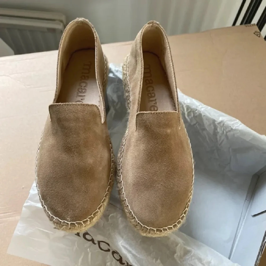 Beige mocka loafers från Macarena