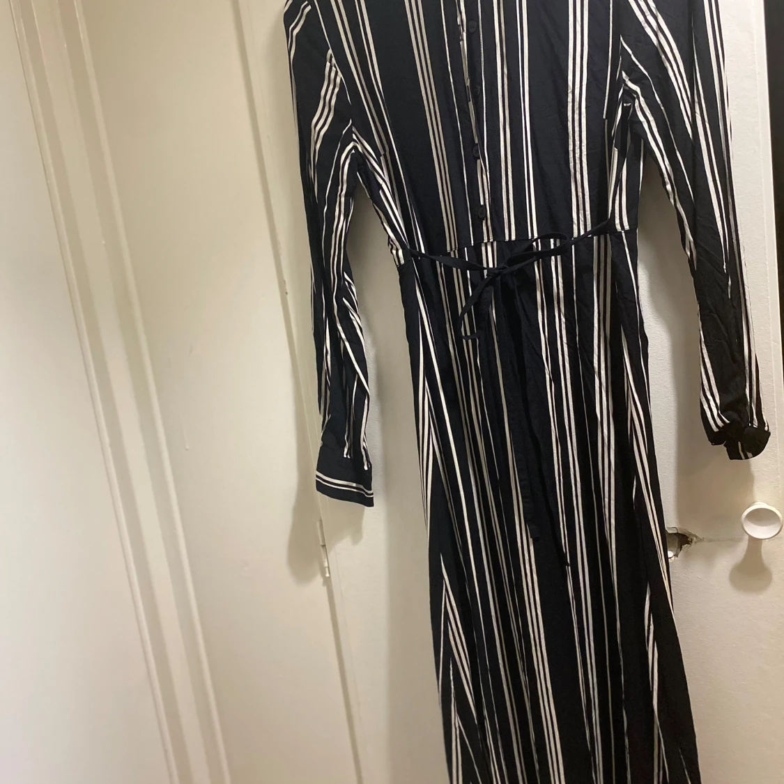 Svartvit långrandig klänning med knyt - 2