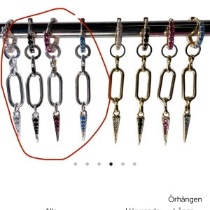 L8H örhänge - Säljer mitt fina L8H örhänge då det inte kommer till användning längre. Det är silvrigt med marinblå stenar. Org pris 750kr säljer för 350💗