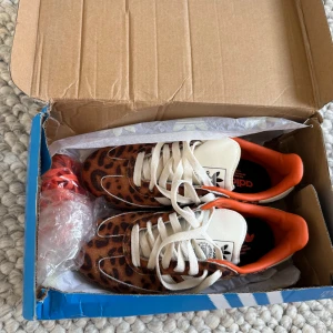 Adidas Samba leopardmönstrade sneakers - Unika Adidas Samba sneakers med leopardmönster i brunt och svart, endast testade inomhus annars aldrig andvända! Storlek 37 och en tredjedel💕 