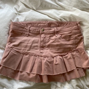 Egensydd jeanskjol - Rosa jeanskjol som jag har sytt om själv från ett par jeans💓💓”slarvigt” sydd för en häftig design. Stretchig i tyget, men skriv för frågor om storlek!