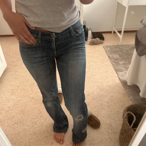 Lågmidjade jeans - Snygga vintage jeans från 7 for all mankind som är bootcut och lågmidjade.                      Midjemått: 38cm tvärsöver              Innerbenslängd: 77,5cm