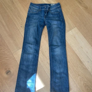 Lågmidjade bootcut jeans Tommy Hilfiger - Lågmidjade bootcutjeans från Tommy Hilfiger, storlek 28/34 men skulle säga att dom är lite mindre, passar en xs/s