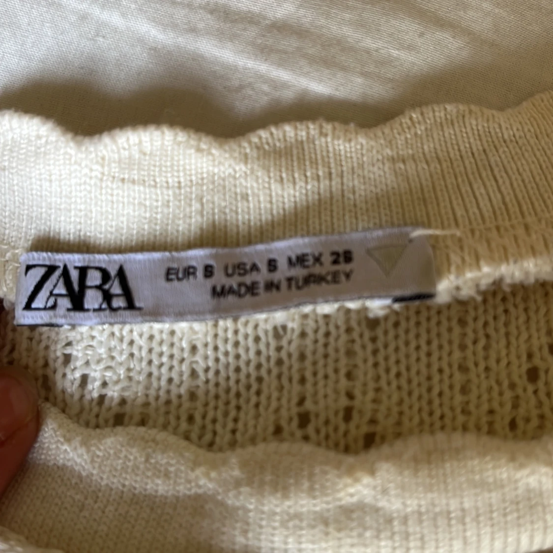 Vit stickad croppad topp från Zara - 3