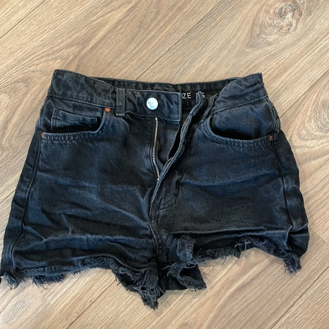 Svarta jeansshorts med fransad kant